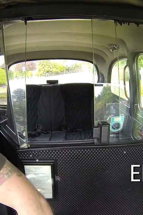 Fake taxi - yaramaz sarışın Stevie Nixxx taksi ücretini ödeyemiyor ve büyük bir saksodan önce amını ovuyor bakış açısı