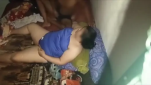 (freche ehefrau)Die ehefrau des nachbarn trägt sexy dessous und verführt.
