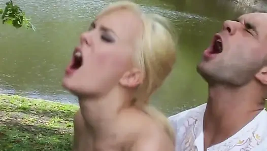 Зрелая блондинка поглощает пульсирующий член в уличном раю