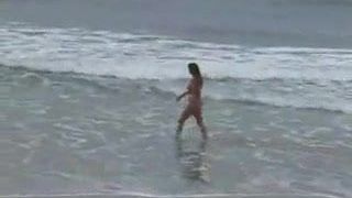 Милфа трахается на пляже