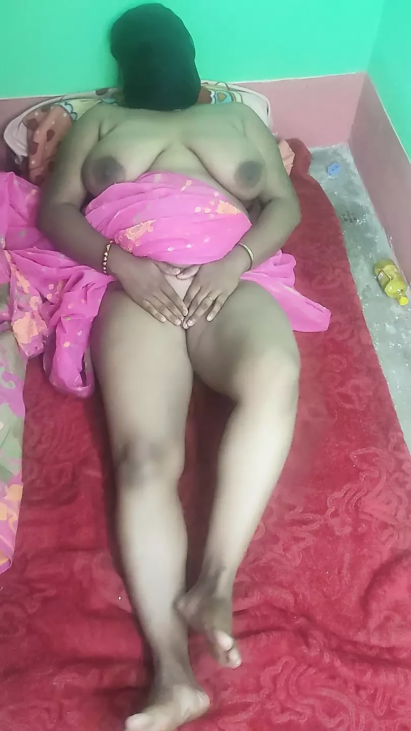 Desi shruti bhabhi ne uthle chut ka pani pilaya sajha kiya