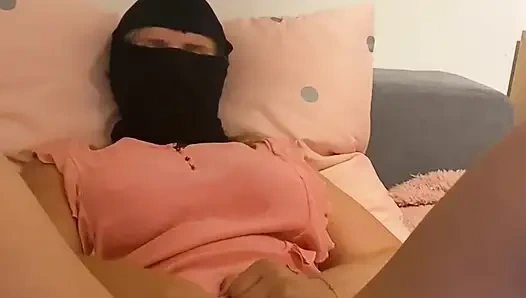 Anna muasin memekku sendirian di ranjang