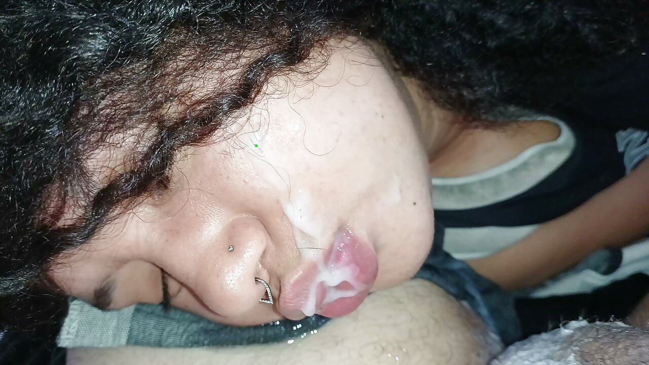 Belo primeiro plano de uma gozada interna no rosto e nos lábios de uma puta.
