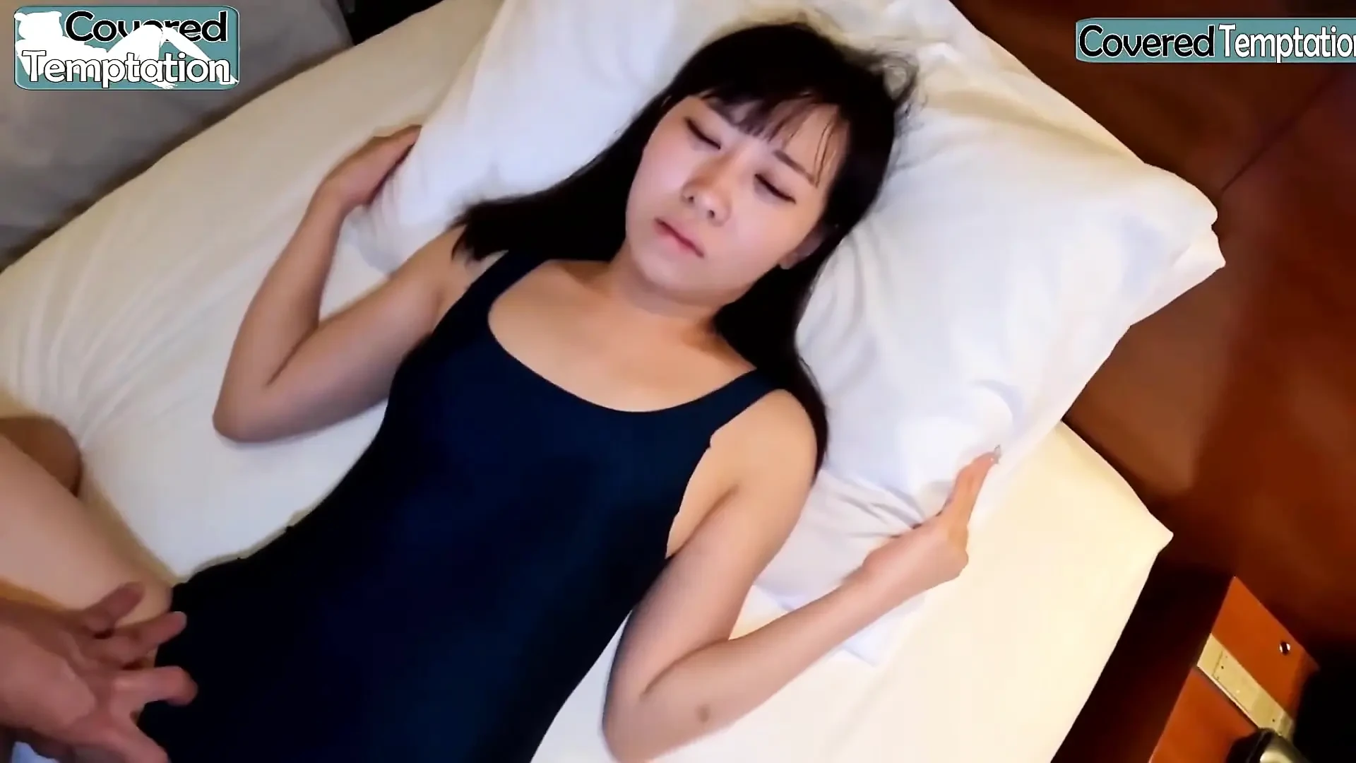 传奇美女穿着泳衣出现, 大胆的挑战导致一个难忘的第一次时刻