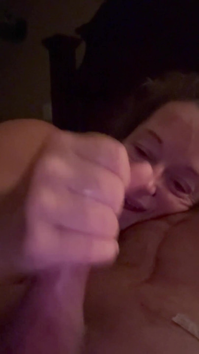 Atemberaubender moment von "Natürliche ehefrau Bonemaiden gibt am frühen morgen blowjob und handjob"