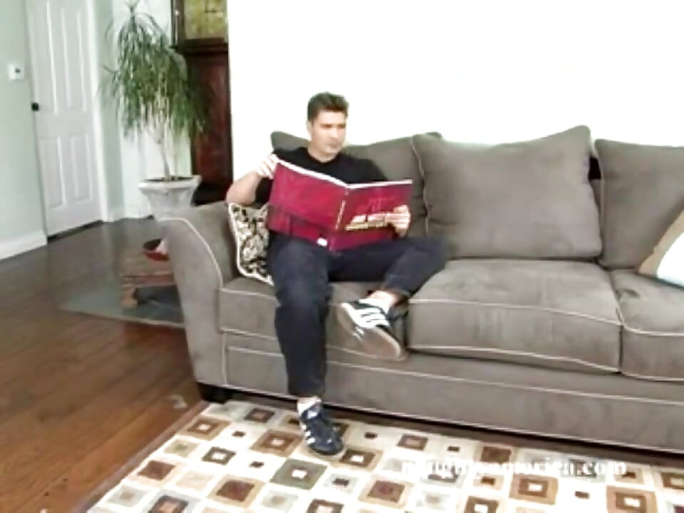 Drobná Kylee King šuká na gauči se svým drobným