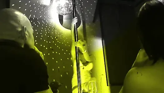 Striptiz kulübündeki lezbo striptizciler ıslak büyük orta yaşlı seksi amcıklarını yalamanın tadını çıkarıyor