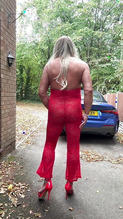 Seksi transvestit kellycd2022 u seksi crvenom kombinezonu i štiklama