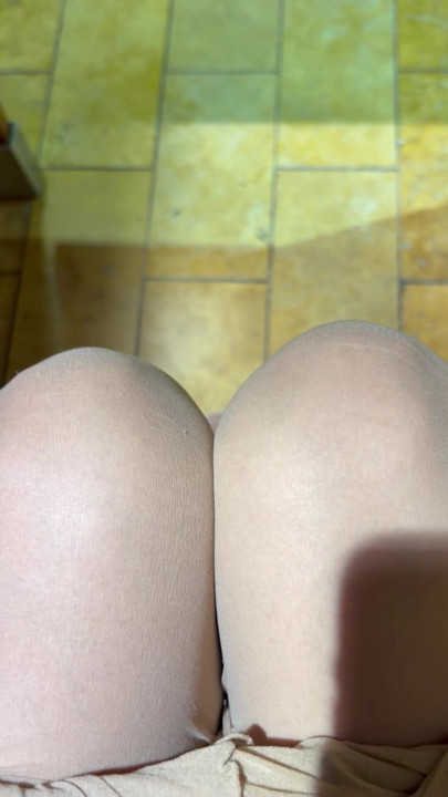 Waktu itu aku lagi toilet wanita yang aku rasakan masih hidup