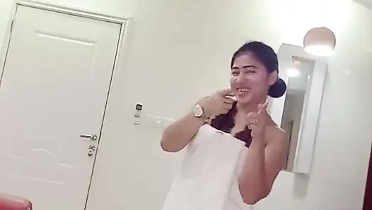 Filipinli kıza güvenme beni aldatıyor, ben de ona ceza veriyorum