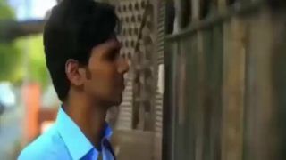 Indische milf huisvrouw speelt seksspel