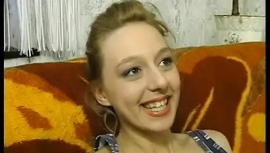 Тинка приходит к нему домой за кофе в любительском видео