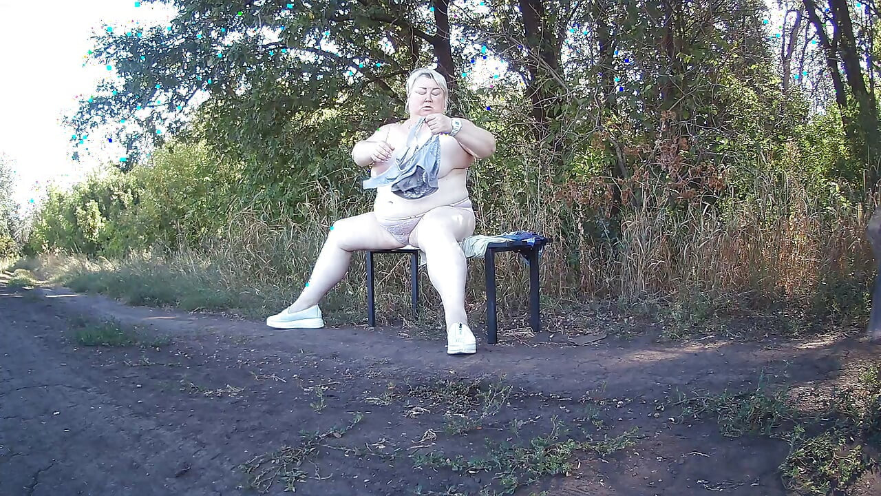 Svekrva u parku se skida i masturbira do orgazma na klupi