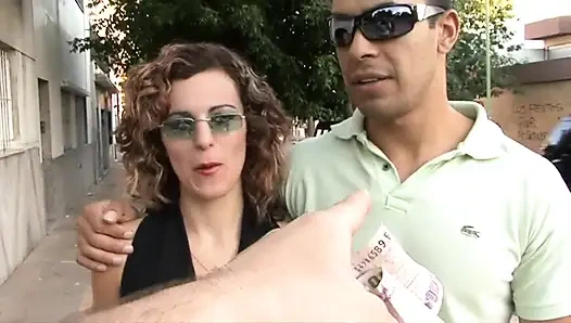 Ehefrau wird von einem großen schwarzen schwanz vor ihrem ehemann gefickt