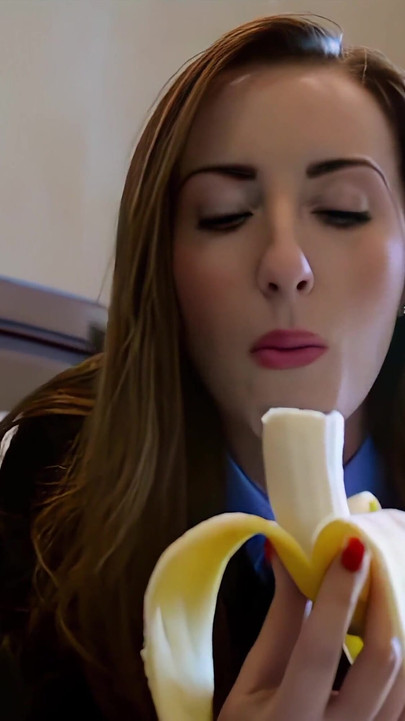 소피아 스미스가 등장하는 탑 바나나