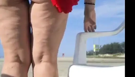 Heiße Krone Sonnenbad am Strand in transparentem Mikro-Bikini