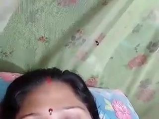 Dolly bhabhi amamantando y masturbando con la mano 3