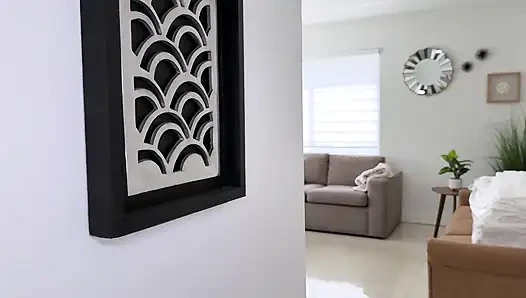 İri güzel kadın Savannah Rae mastürbasyon yaparken yakalanıyor ve sikiliyor