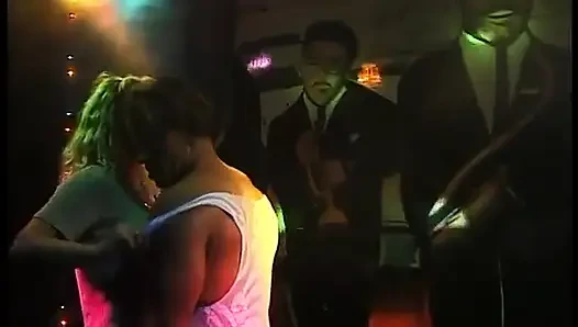 Gadis basah karena menarinya