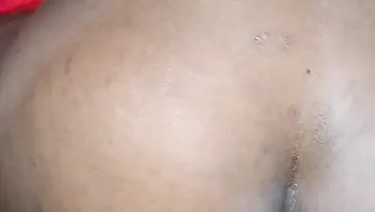 Bu fahişenin büyük kalçalarını yıkıyorum