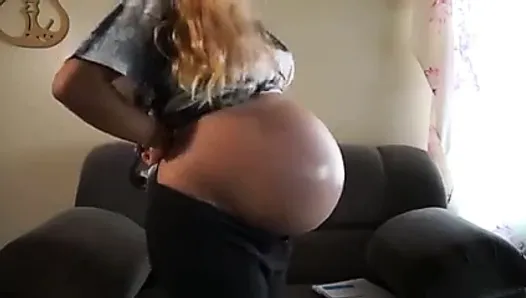 Pregnant, embarazada mostrando la panza