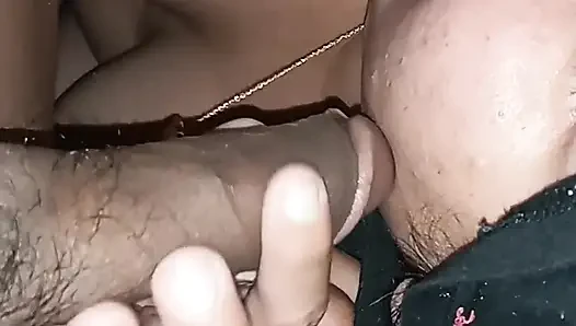 Cewek semok latina lagi asik nyepong kontol besar