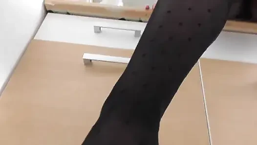 Köle kocasının mutfakta çiğneniyor