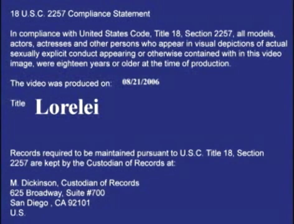 소파에서 자연의 젖탱이로 섹스하는 Lorelei Lee