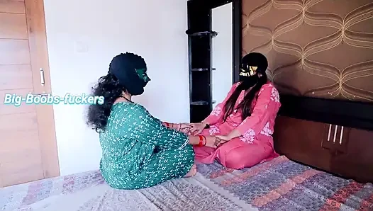 İki eski en iyi arkadaş, kilitli bir odanın sessizinde lezbiyen ateşi