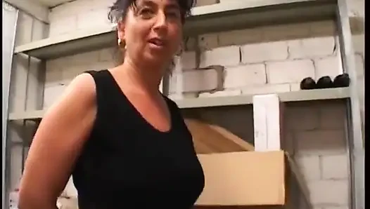 Oma fickt jüngeren mann