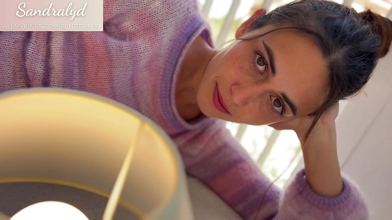 अपने बेडरूम में अकेली स्पेनिश लड़की