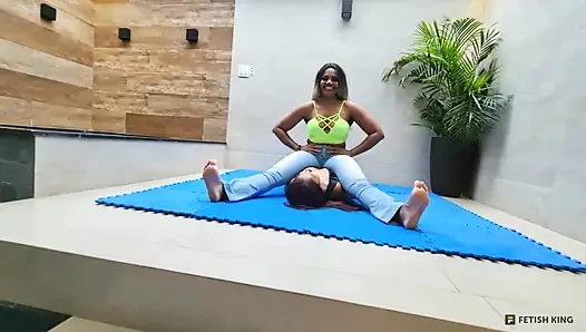 Lebian lagi asik dudukin dada - lebian dengan kaki dan otot yang kuat lagi asik