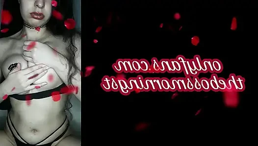 Cewek mungil ini lagi asik ngentot pantatnya pakai butt plug dan dildo