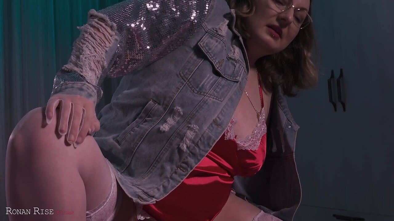 穿着丝袜的大屁股小妞坐在瘦男孩的脸上, 骑乘他的舌头达到高潮