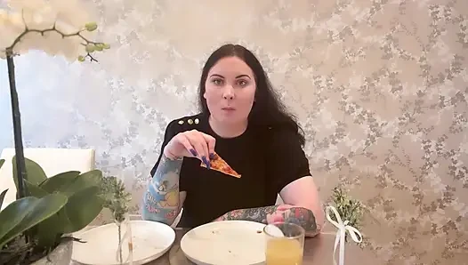 Miss ffw lagi asik makan pizza keju dan doughball