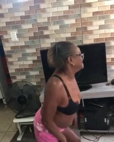 Coroa safada rebola pensando na pica