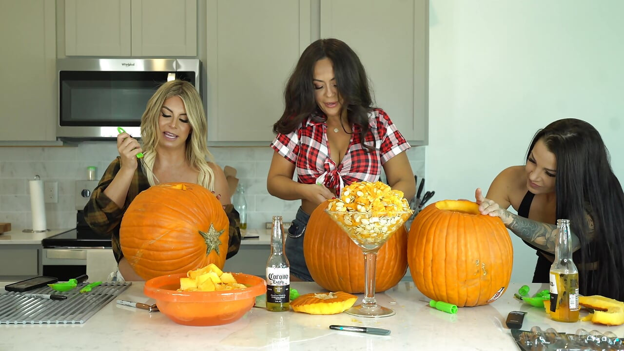 Kiki Mariah_970 Evelin Carve Pumpkins chụp ảnh khỏa thân sau đó