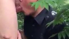Blowjob-Chinesin auf dickem Schwanz draußen mit Sperma im Mund (1'56 '')