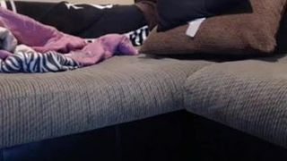 Chica negra folla su coño extendido con grandes tetas de juguete