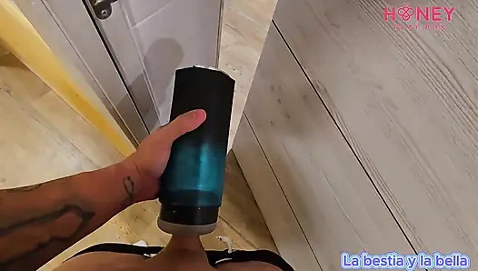 Сводная сестра помогает мне использовать HoneyPlaybox мастурбатор, вкусная сперма на трахе в рот
