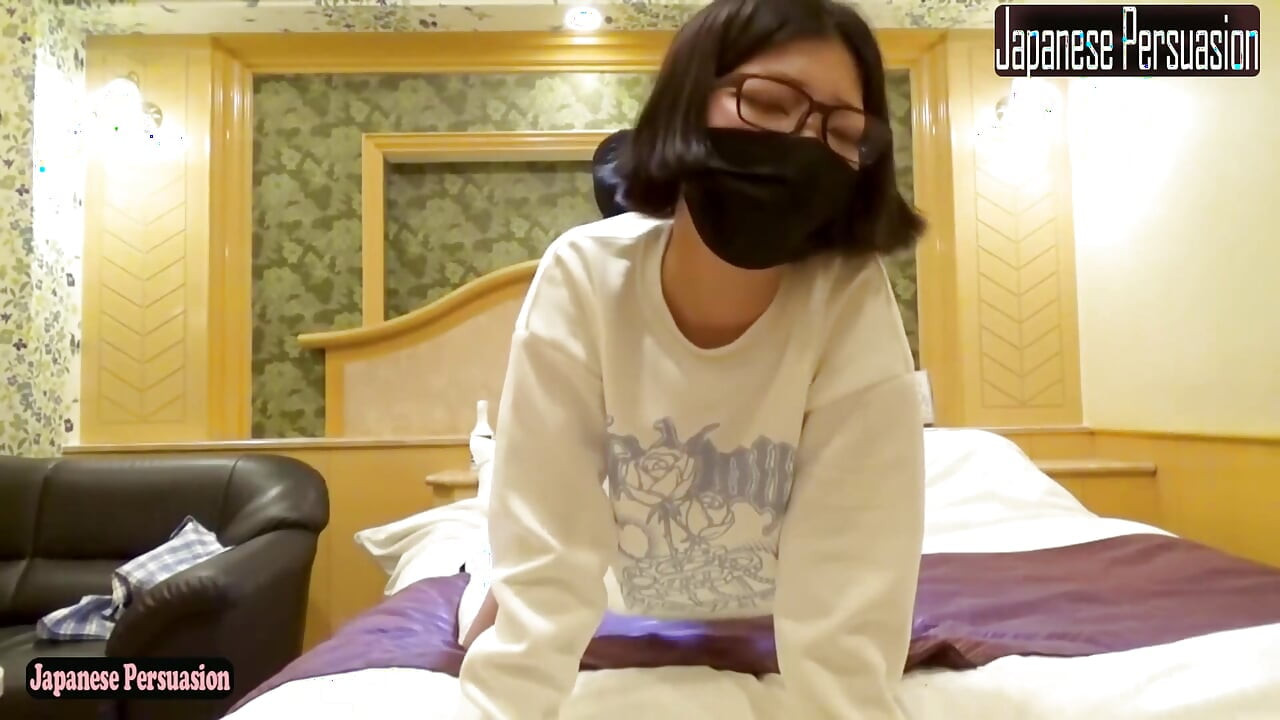 Chica alternativa ultra esbelta muestra su estilo afilado mientras un momento privado se calienta rápidamente