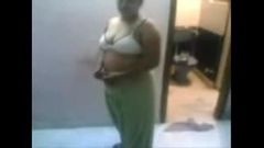 Северо-индийская грудастая тетушка трахается в домашнем видео с ее парнем