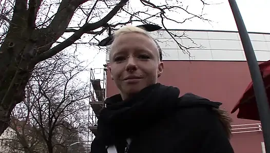 Dünnes deutsches schätzchen reitet fetten stab wie ein profi