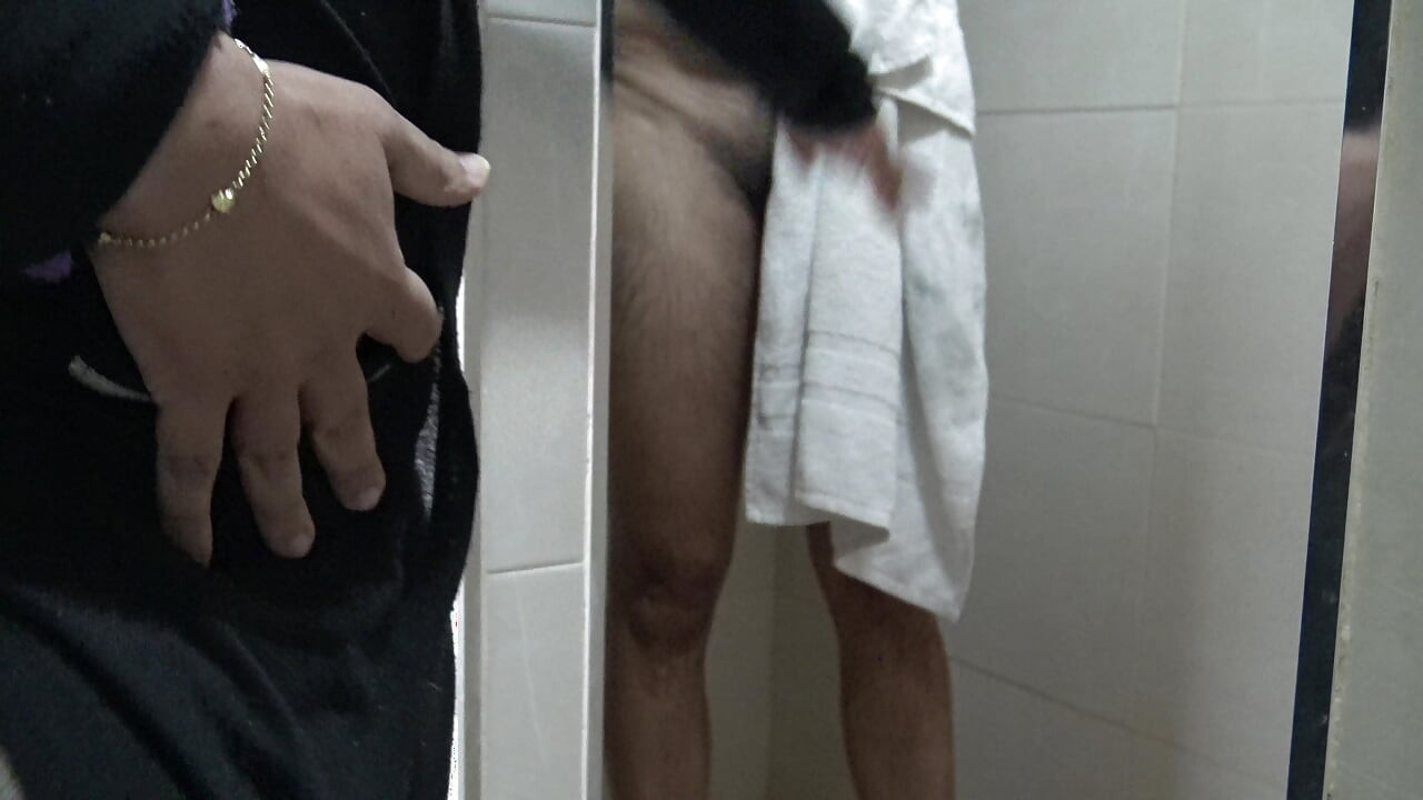 Arabische teef vertelt hem zijn vuile pik te wassen voordat hij neukt