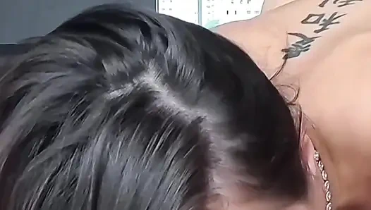 O bir yarak avcısı - seksi esmer Gostosa sert kovboy kız binişine ve bakış açısında domaltarak sikişe hazır