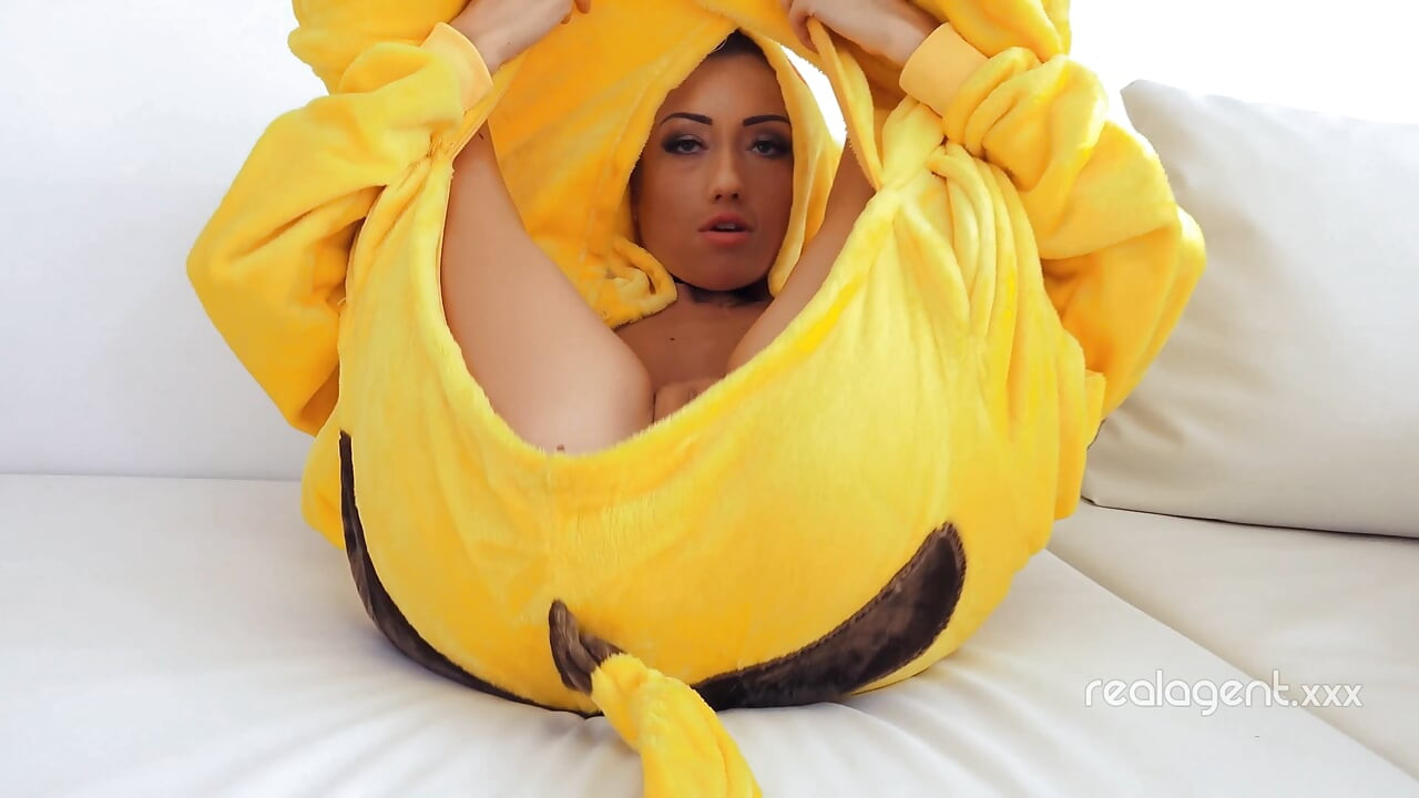 Increíble sexy Pikachu disfruta extendiendo su agujero ancho afeitado