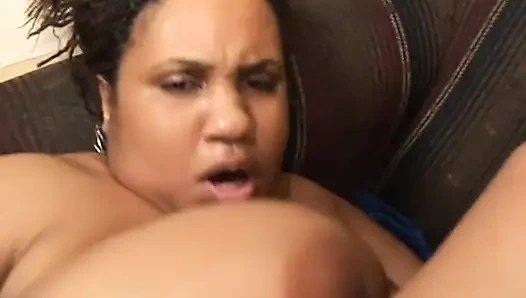 Sexy schwarze mollige auf dem großen schwarzen penis... in den mund kommen