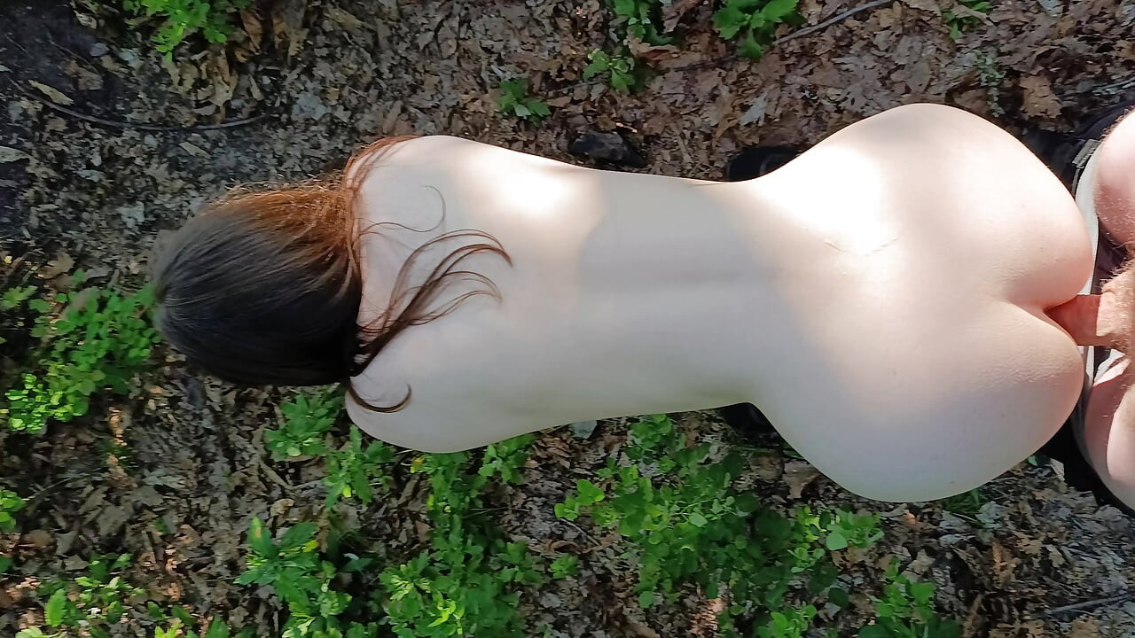 The girl dared to walk naked in the forest park