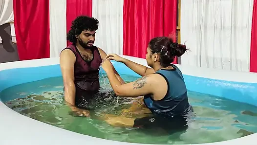 Romansa kolam renang dengan lip lock