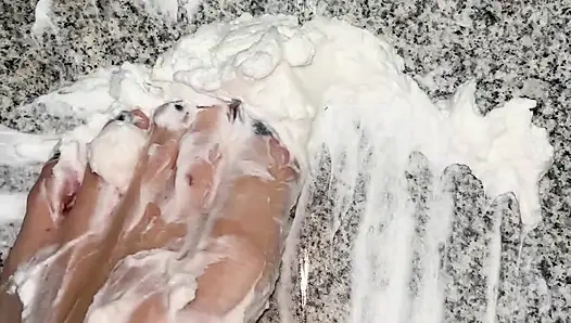 Pejuh kocok di kaki telanjangku